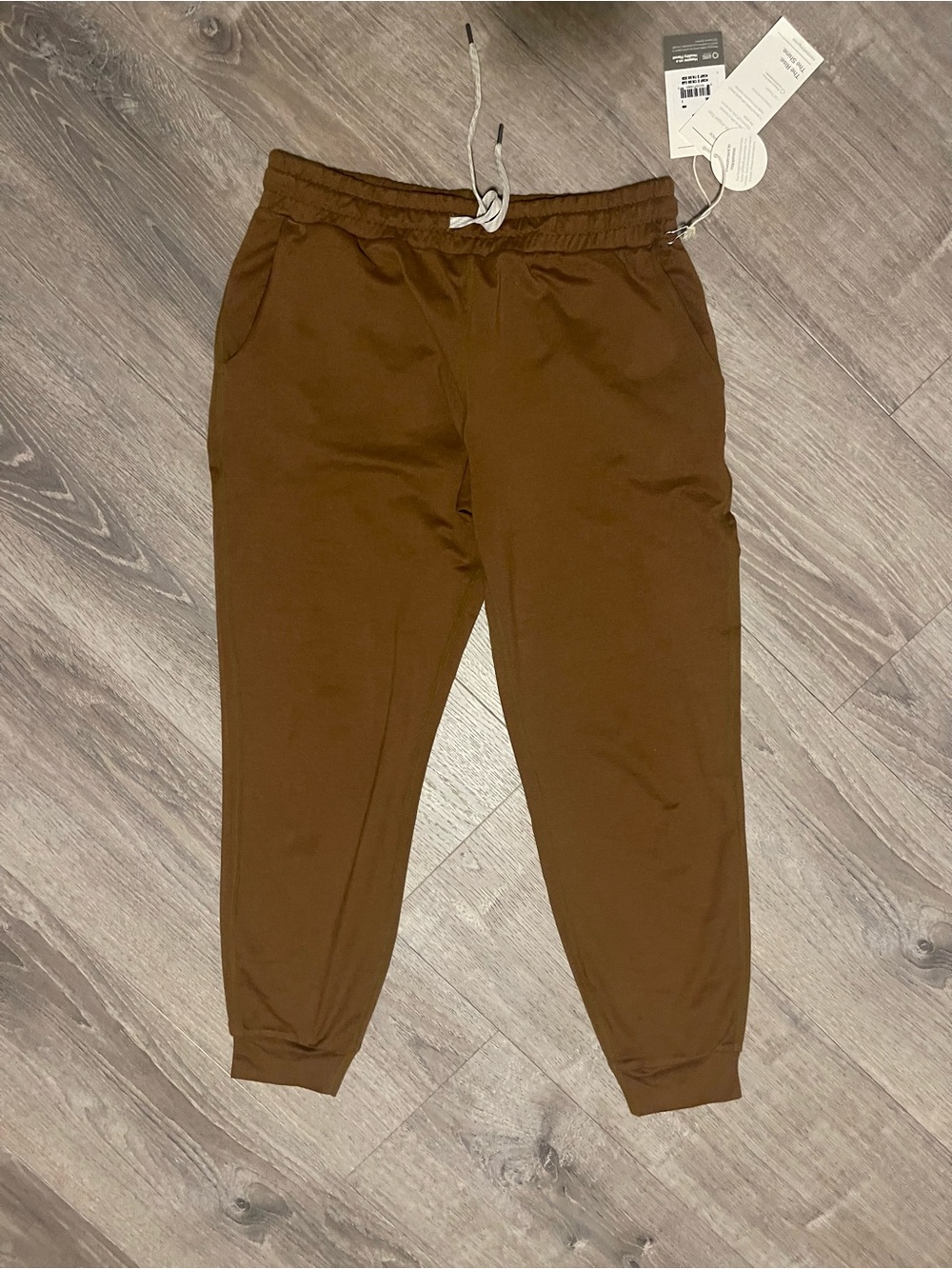 Vuori Performance Joggers rich brown or earth-toned shade Size small Nwts